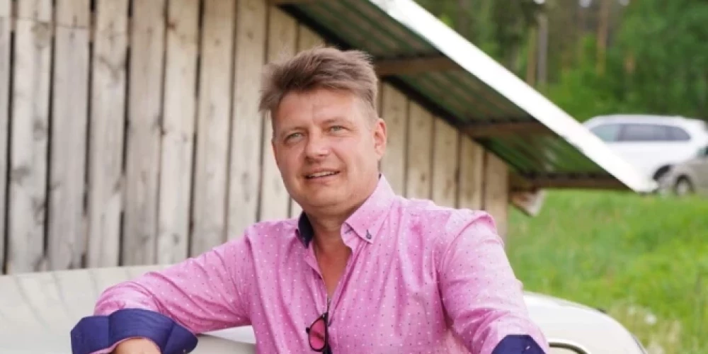 "Negribu publiski cilāt šķiršanās iemeslus un meklēt vainīgo," saka 54 gadus vecais aktieris, 