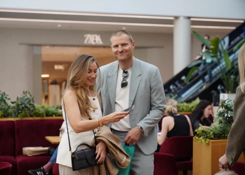 Renārs ar sievu Ievu.