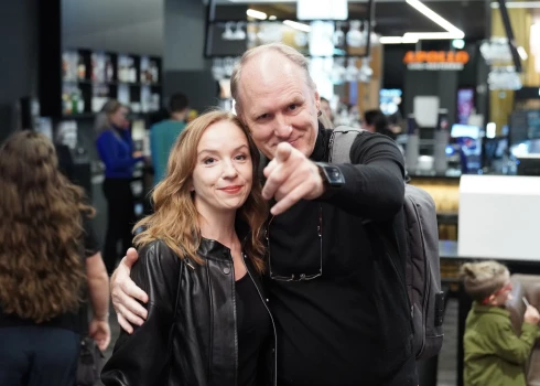 Rokmūziķis Māris Žigats ar mīļoto sievieti Anitu Alksni, kura darbojas kultūras menedžmenta jomā. Māris atklāj, ka viņa dzīvesbiedre gan saviesīgos pasākumos paceļ kādu glāzi vīna, bet arī viņai alkohola lietošana nav atkarība.