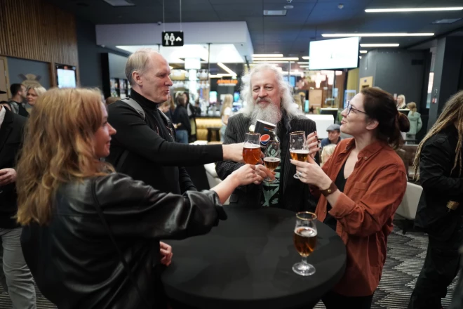 Latvijas mūzikas ierakstu balvas Zelta mikrofons 30 gadu jubilejas laureātu salidojumā mūziķi saskandināja glāzes, kas pildītas ar putojošu miestiņu, bet Māris Žigats kārdinājumā nekrita, izvēlējās limonādi.