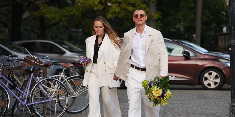 Apburošā Kristīne Opolais ar draugu Jevgeņiju uz pirmizrādi ieradās saskaņotā baltā apģērbā un sadevušies rokās.