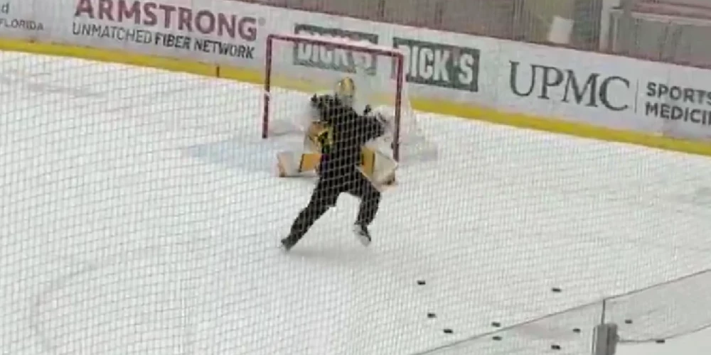 Sidnijs Krosbijs izdara metienu uz Artūra Šilova vārtiem. 