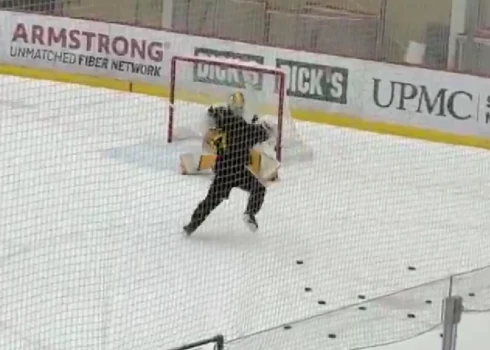 Sidnijs Krosbijs izdara metienu uz Artūra Šilova vārtiem.