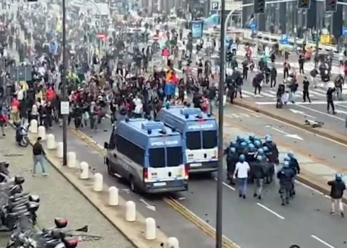 Palestīnas atbalstītāji iesaistās sadursmēs ar policiju.
