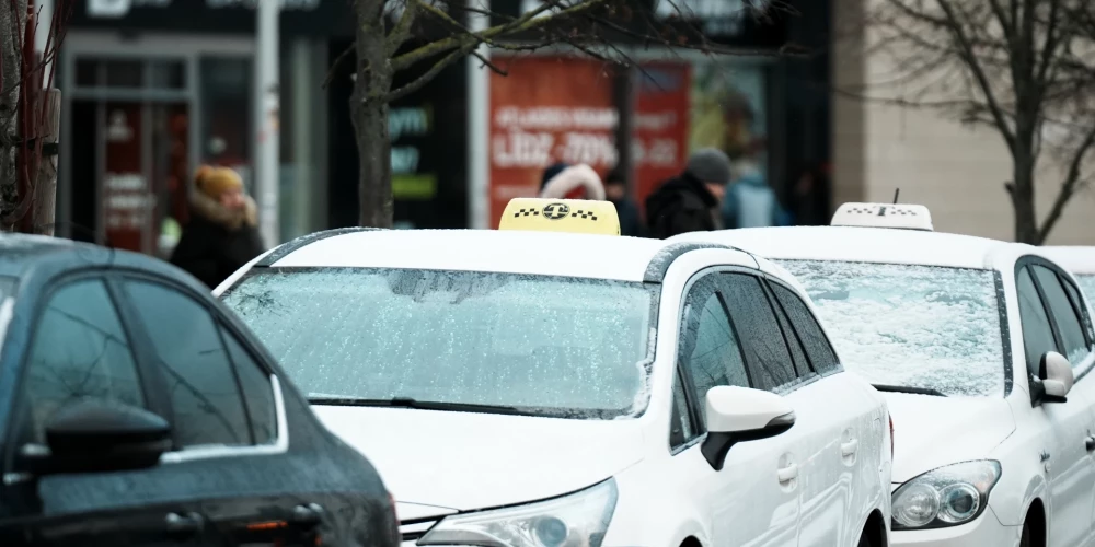 Policija sāk izmeklēšanu pēc uzbrukuma taksistam pie tirdzniecības centra.