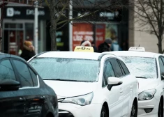  Taksometra vadītājs pie “Akropole Alfa” piekauts cilvēku pūļa priekšā – neviens neiejaucas