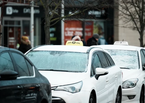 Policija sāk izmeklēšanu pēc uzbrukuma taksistam pie tirdzniecības centra.