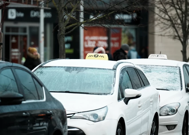  Taksometra vadītājs pie tirdzniecības centra piekauts cilvēku pūļa priekšā – neviens neiejaucas