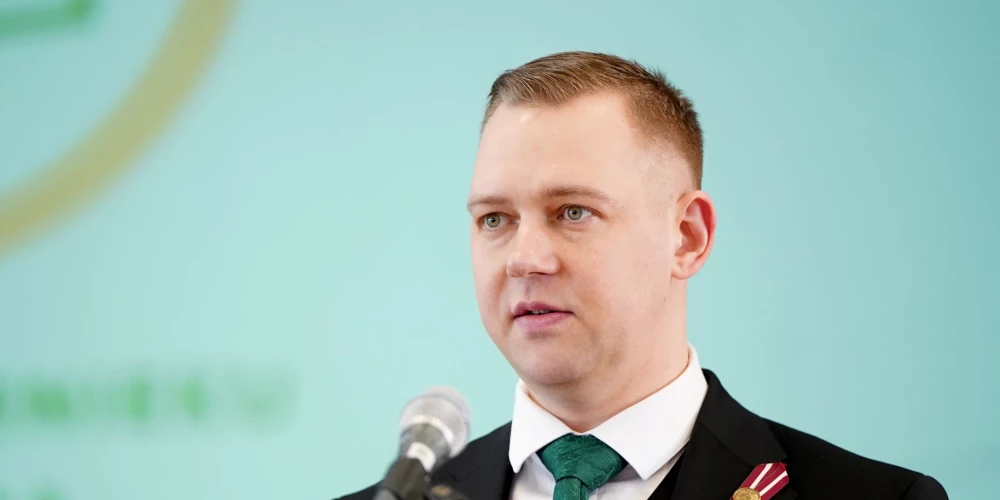 Iepriekš vērsāmies pie “Jaunās Vienotības” (JV), “Progresīvie” (P) un “Zaļo un zemnieku savienība” (ZZS) frakcijām ar jautājumu – vai frakcija, lemjot par 2026. gada budžetu, atbalstīs lēmumus, kuri balstās iepriekš aprakstītās valdības deklarācijas punktu neievērošanā.