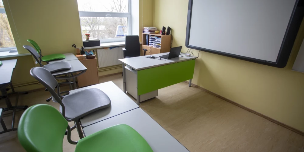 Piešķir papildu finansējumu speciālās izglītības iestāžu uzturēšanas izdevumiem.