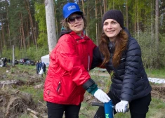 Labklājības ministrijas valsts sekretāra vietniece Elīna Celmiņa (pa labi). 