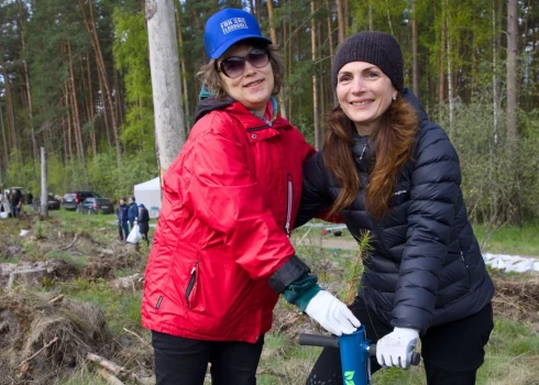 Labklājības ministrijas valsts sekretāra vietniece Elīna Celmiņa (pa labi). 