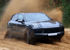 FOTO: ar dārgu "Porsche" cauri smiltīm un peļķēm