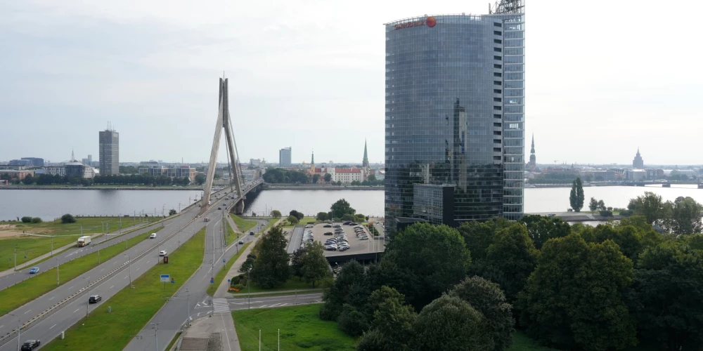 "Swedbank" administratīvā ēka un Vanšu tilts./Ilustratīvs attēls.