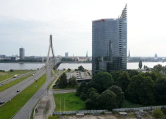 Liela Latvijas banka vēršas pie plašas iedzīvotāju grupas ar paziņojumu par nākotnes pensijām