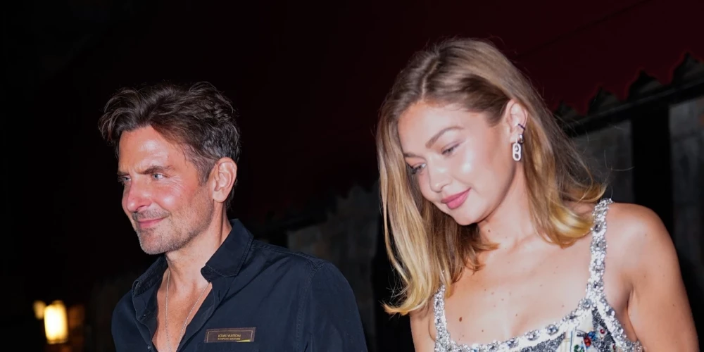 Supermodele Džidži Hadida un aktieris Bredlijs Kūpers uz "Vogue" pasākumu ieradās sadevušies rokās.