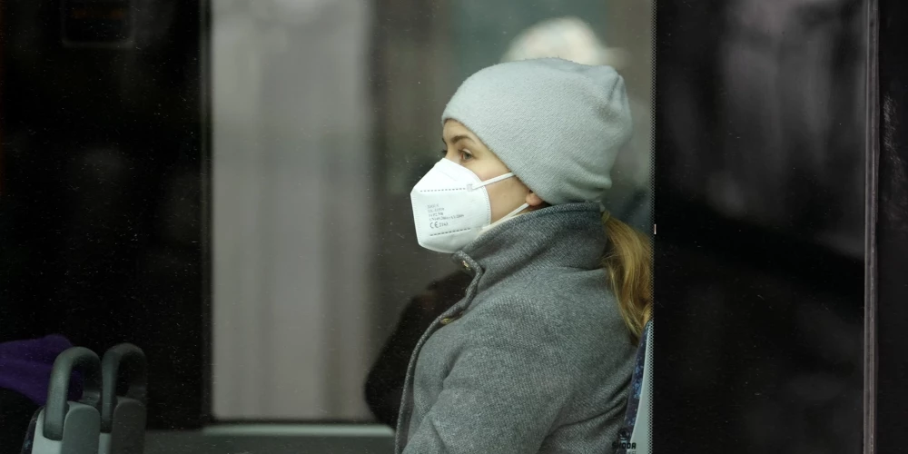 Sieviete ar sejas masku sabiedriskajā tranpsortā.