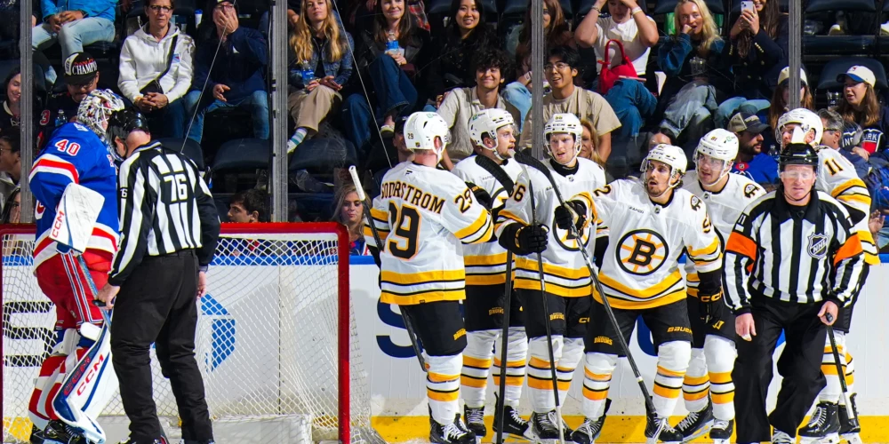 Dans Ločmelis (centrā pa vidu) kopā ar maiņas partneriem Bostonas "Bruins" pārbaudes spēlē.