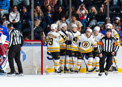 Dans Ločmelis (centrā pa vidu) kopā ar maiņas partneriem Bostonas "Bruins" pārbaudes spēlē.