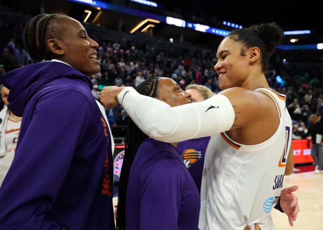 Kitija Laksa turpina nespēlēt, "Mercury" pagarinājumā izlīdzina pusfināla sēriju WNBA