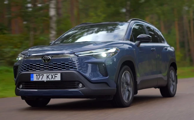 Corolla Cross ir automobilis, kura uzdevums ir padarīt patīkamu ikdienu, kas reizēm iegadās tikpat pelēka kā krosovers pats.