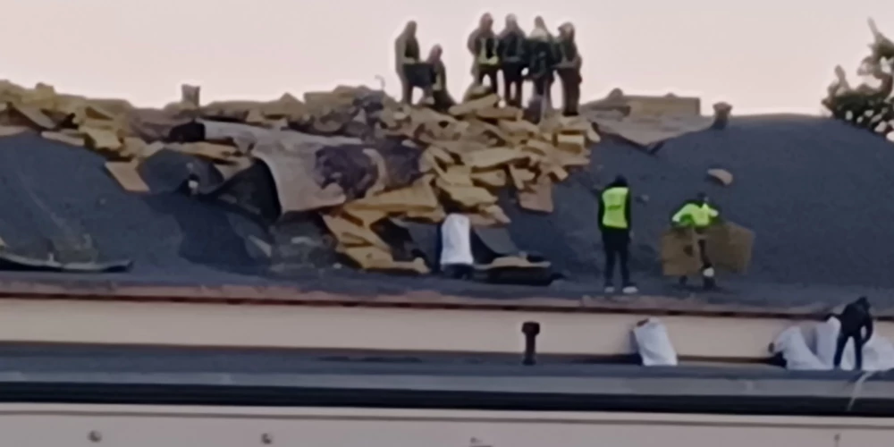 Rīgas Nacionālajā sporta manēžā aizvadītajā dienā dega jumta konstrukcija un siltinājums 30 kvadrātmetru platībā.