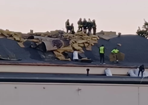 Rīgas Nacionālajā sporta manēžā aizvadītajā dienā dega jumta konstrukcija un siltinājums 30 kvadrātmetru platībā.