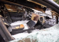 Vācijā vīrietis un divi bērni dzīvi sadeg "Teslā", nespējot atvērt elektroauto durvis