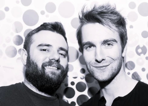 Holivudas zvaigzne Maikls Heslins (no labās) miris 35 gadu vecumā.