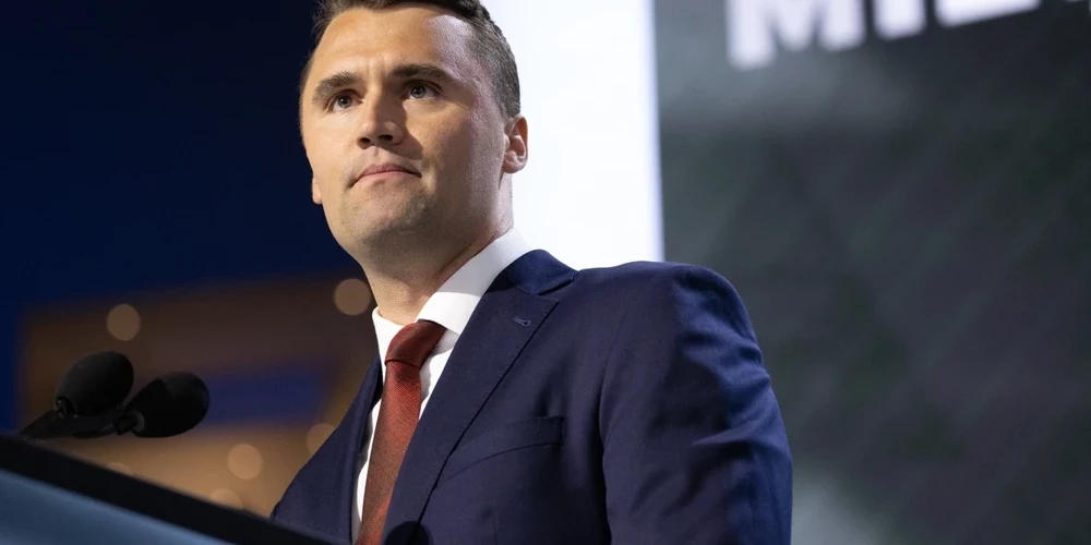 Čārlijs Kērks bija politiskais aktīvists, mediju personība, organizators un autors. Dzimis: 1993. gada 14. oktobrī ASV. Miris: 2025. gada 10. septembrī. Kērks tika nošauts Universitātē ASV Jūtas štatā. Viņš aizstāvēja konservatīvas vērtības, reliģisko ietekmi sabiedrībā, stingru imigrācijas politiku un plašas lomas ASV konservatīvajā kustībā.