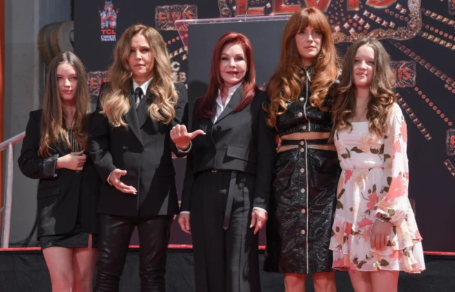 Priscilla ar meitu Lizu Mariju un mazmeitām Railiju un dvīnēm Finliju un Haārperi 2022. gadā.