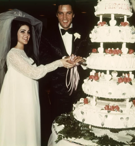 Elviss un Priscilla Presliji kāzu dienā.