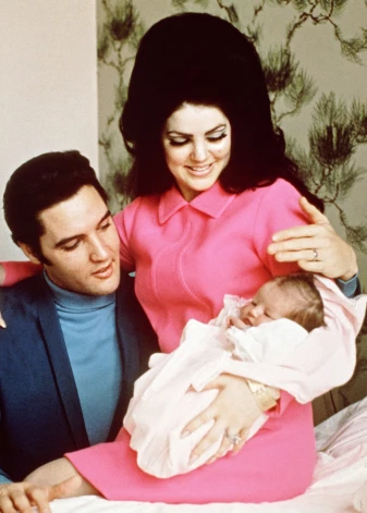 Elviss un Priscilla, dodoties prom no slimnīcas Memfisā ar 1968. gada 1. februārī dzimušo meitu Lizu-Mariju.