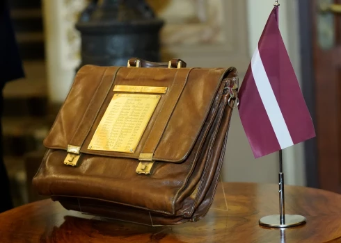 Символический бюджетный портфель Латвии.