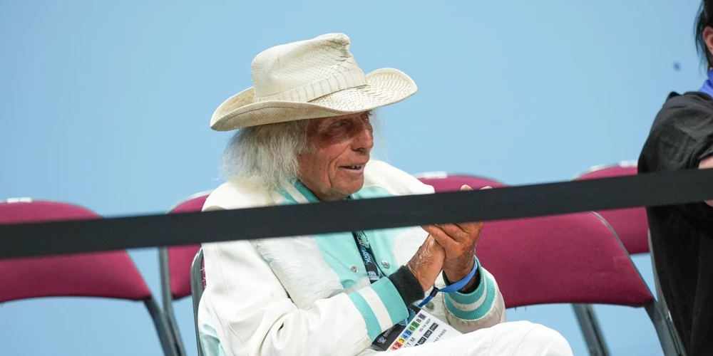 Джеймс Ф. Гольдштейн - яркий и эксцентричный fмериканский мультимиллионер, чей образ жизни давно стал легендарным. На его визитной карточке значатся три слова: мода, архитектура и баскетбол. Гольдштейн известен во всем мире как страстный поклонник баскетбола - бывший комиссар НБА Дэвид Стерн называл его «суперфаном», ведь миллиардер в течение сезона путешествует по всей Америке, чтобы посетить как можно больше матчей. Приезжал он и в Латвию - на родину своих предков.