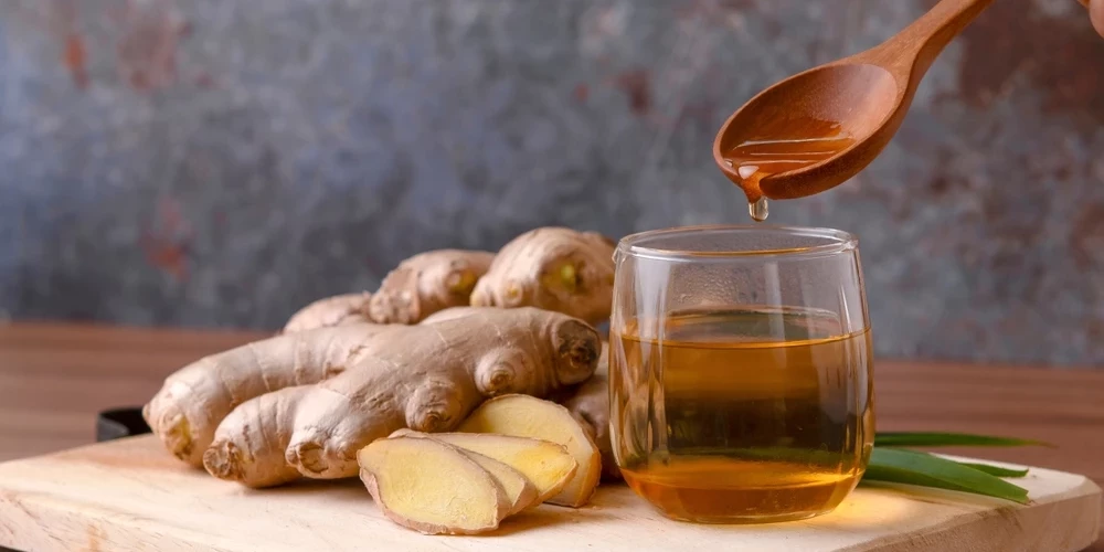 Имбирный чай помогает при вздутии, тошноте и боли в животе.