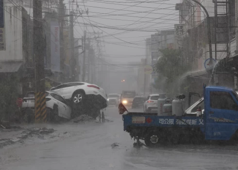 Taivānā plosās taifūns. 