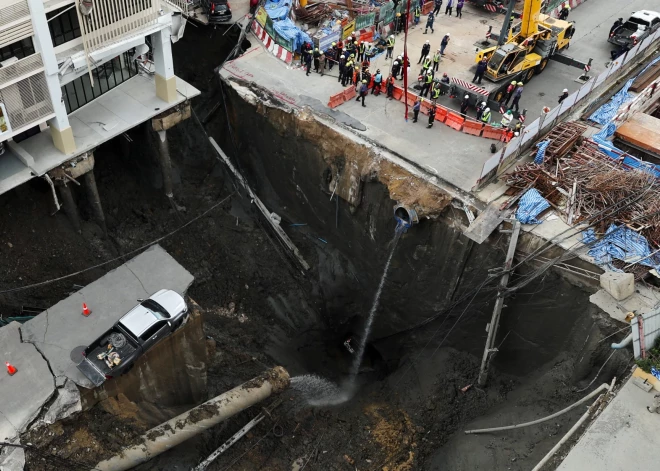 VIDEO: Bangkokā iebrūk ceļš, izveidojot milzīgu bedri