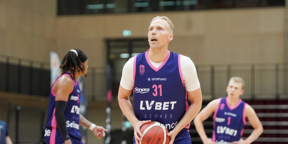 Basketbola komandas "Rīgas zeļļi" spēlētājs Jānis Bērziņš (nr.31, zilā tērpā).