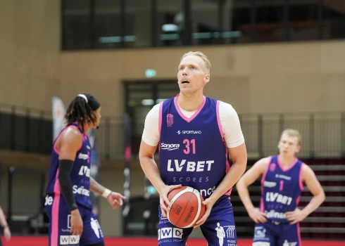 Basketbola komandas "Rīgas zeļļi" spēlētājs Jānis Bērziņš (nr.31, zilā tērpā).