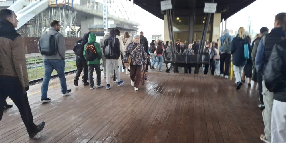 No perona nojumes līst lietus ūdens.