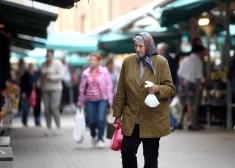 Latvijas pensionāriem pastāsta, kam un kāda piemaksa pie pensijas pienākas no 1. oktobra