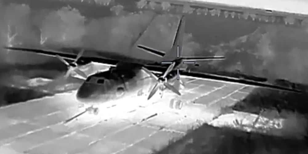 Ukrainas specvienības drons Krimā dodas Krievijas armijai piederošās transporta lidmašīnas "An-26" virzienā.