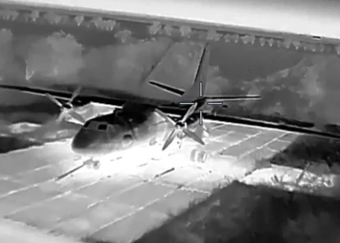 Ukrainas specvienības drons Krimā dodas Krievijas armijai piederošās transporta lidmašīnas "An-26" virzienā.