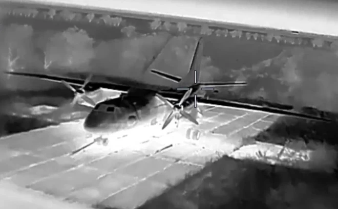 Ukrainas specvienības drons Krimā dodas Krievijas armijai piederošās transporta lidmašīnas "An-26" virzienā.