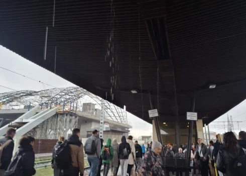В дождливый день, ожидая поезда на Центральном вокзале, людям приходится стоять под протекающим навесом.