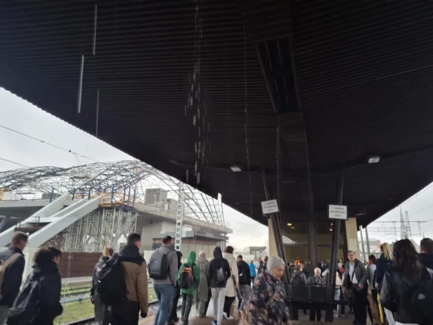 В дождливый день, ожидая поезда на Центральном вокзале, людям приходится стоять под протекающим навесом.
