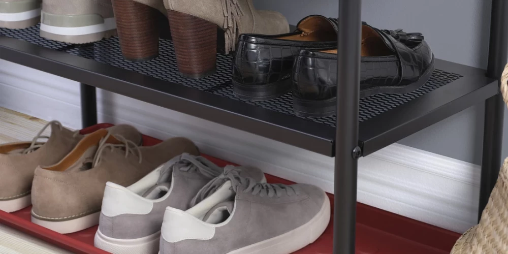 Благодаря высоким бортикам грязь и вода с обуви остаются на коврике.