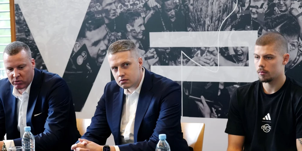 Mārtiņš Gulbis (centrā) VEF preses konferencē pirms jaunās sezonas.