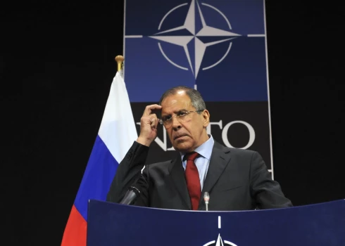 Krievijas ārlietu ministrs Sergejs Lavrovs izvairas no žurnālistu jautājumiem.